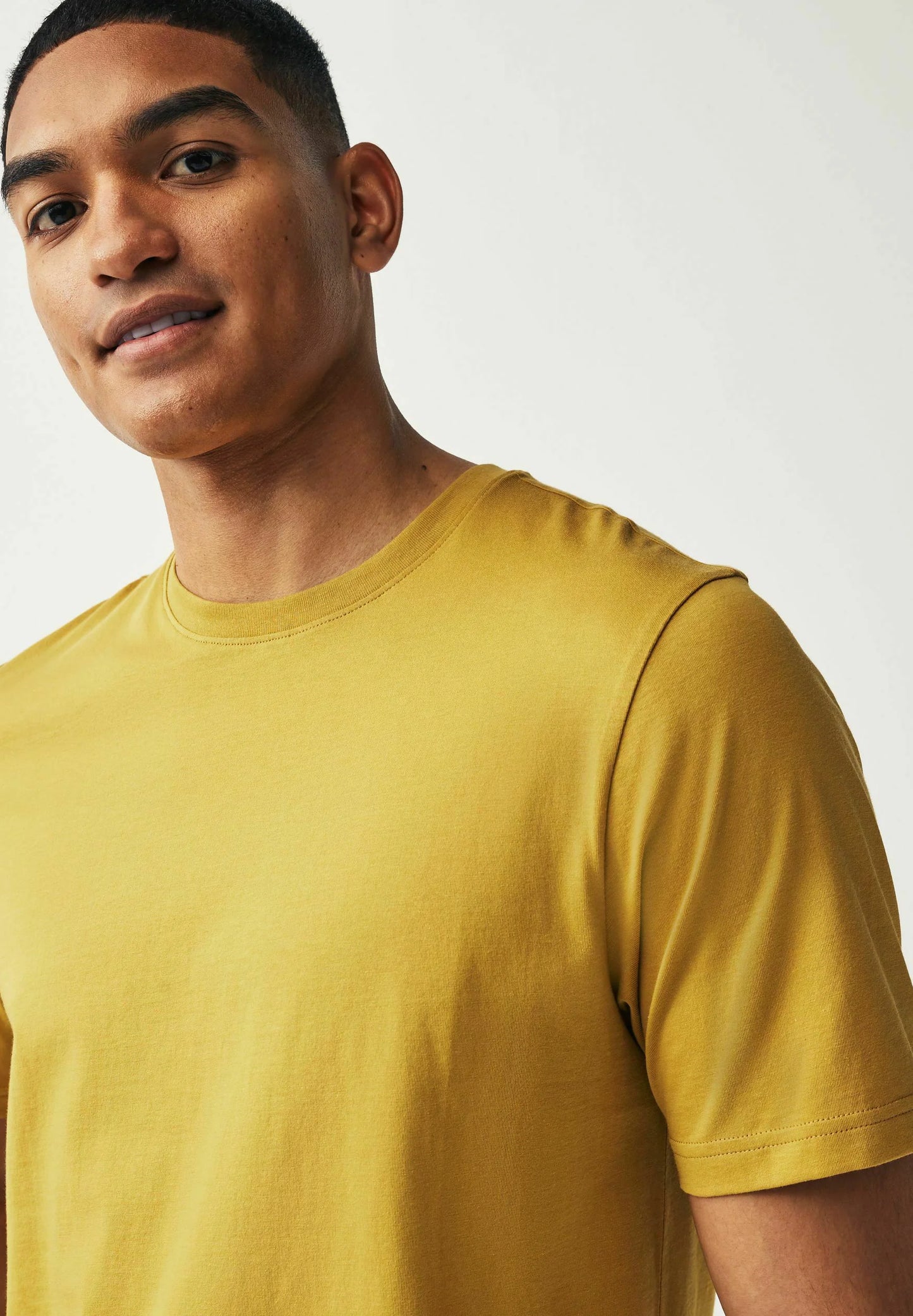 Yellow Neck Tshirt light and Eligent look